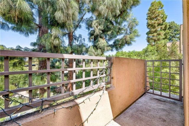 18730 Hatteras 48, Tarzana, CA 91356