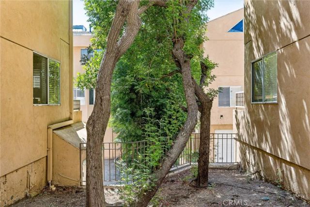 18730 Hatteras 48, Tarzana, CA 91356