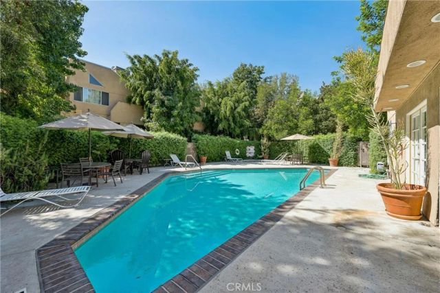 18730 Hatteras 48, Tarzana, CA 91356
