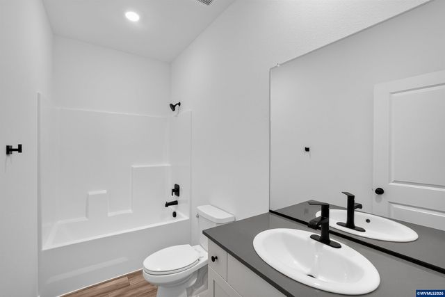 1056 Cardinal St, Woodburn, OR 97071