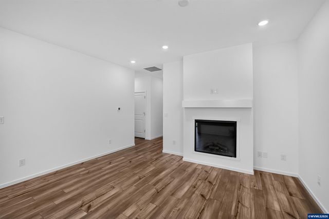 1056 Cardinal St, Woodburn, OR 97071