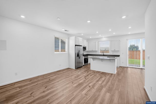 1056 Cardinal St, Woodburn, OR 97071