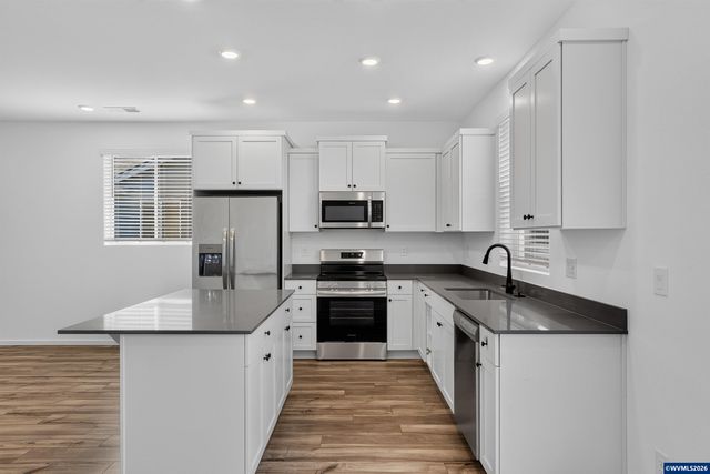 1056 Cardinal St, Woodburn, OR 97071
