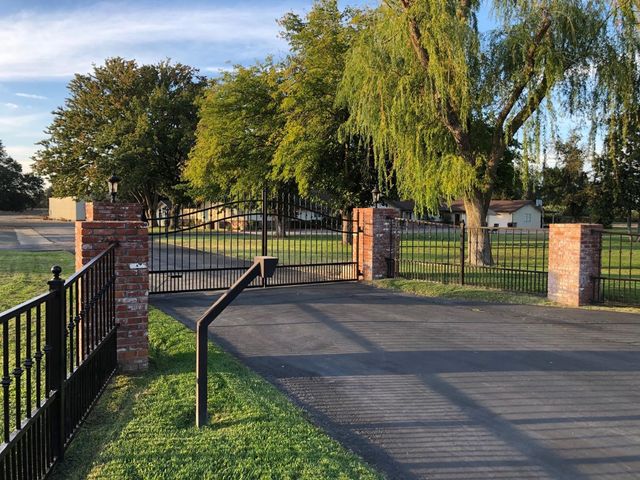 8720 Tavernor Rd, Wilton, CA 95693