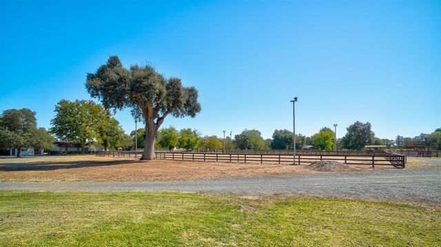 8720 Tavernor Rd, Wilton, CA 95693