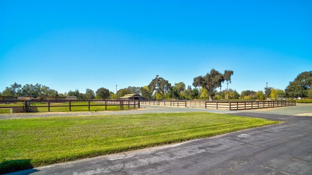 8720 Tavernor Rd, Wilton, CA 95693