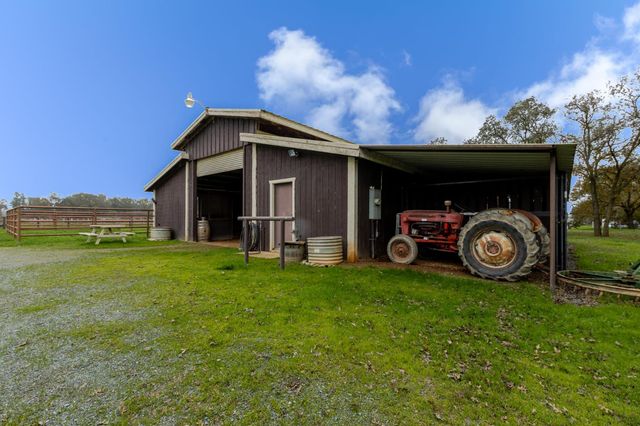 8720 Tavernor Rd, Wilton, CA 95693