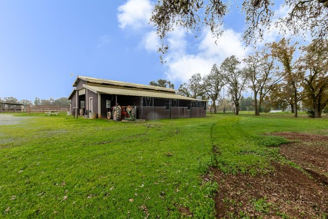 8720 Tavernor Rd, Wilton, CA 95693