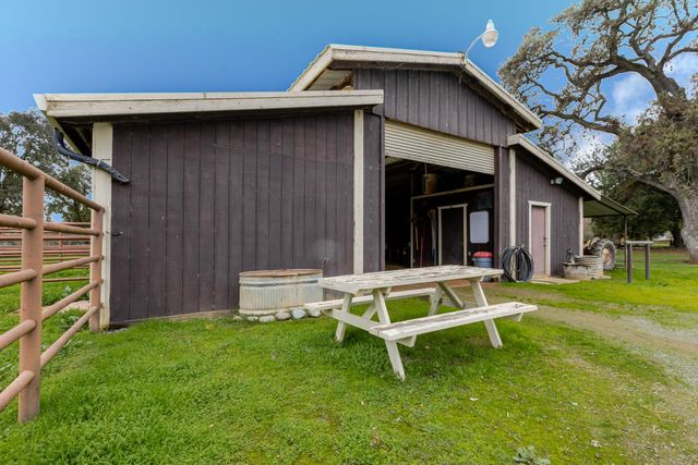 8720 Tavernor Rd, Wilton, CA 95693