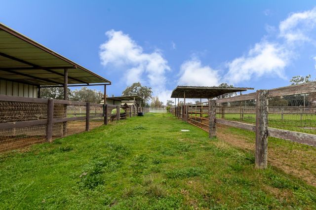 8720 Tavernor Rd, Wilton, CA 95693