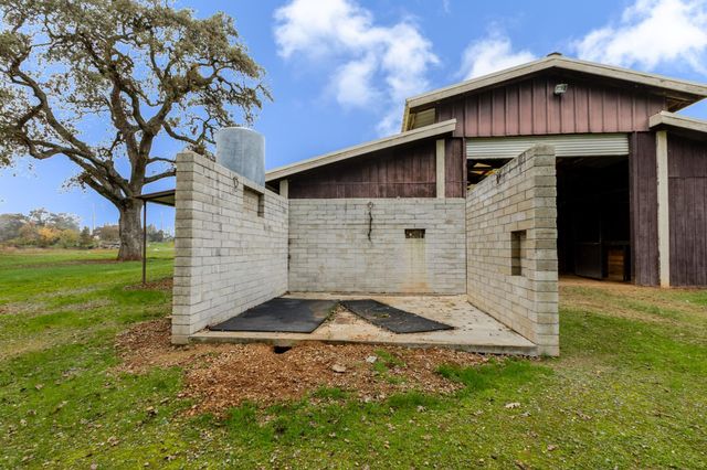 8720 Tavernor Rd, Wilton, CA 95693