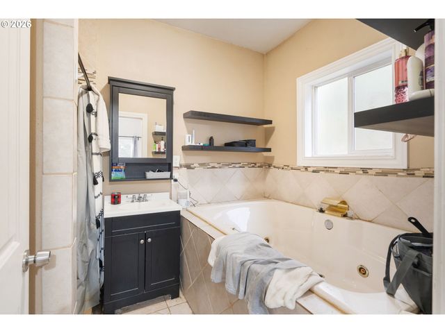 32717 Ne 94TH St, Camas, WA 98607