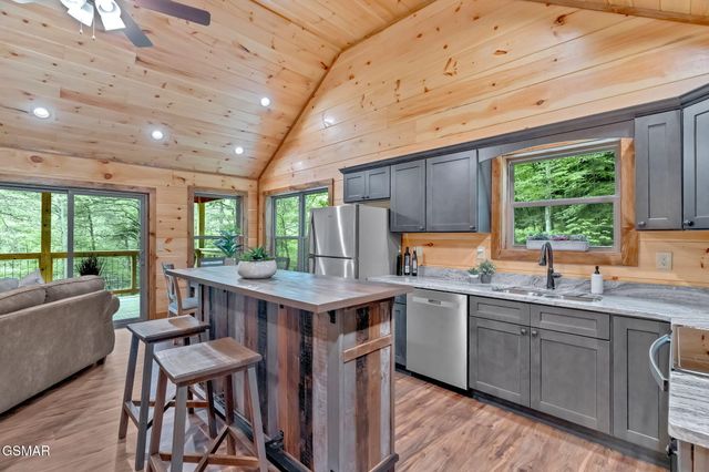 1705 Parkway View Court, Sevierville, TN 37876