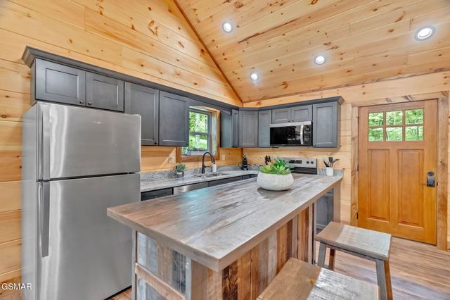 1705 Parkway View Court, Sevierville, TN 37876