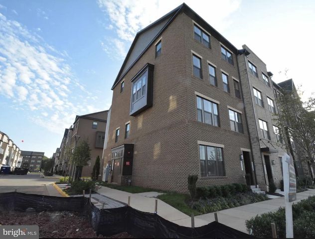 45161 ADMIRAL DR, Sterling, VA 20166