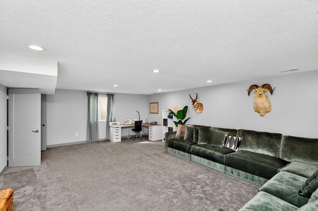 1920 Roebling Road, Adel, IA 50003