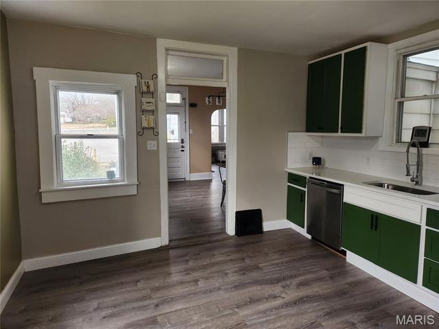 28 S 14th, Belleville, IL 62220