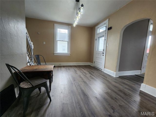 28 S 14th, Belleville, IL 62220