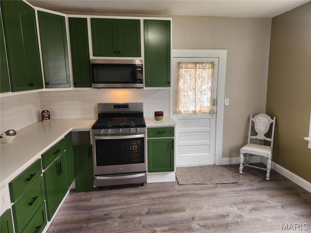 28 S 14th, Belleville, IL 62220