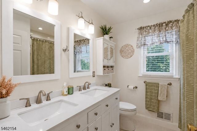 33 Hughey Ln, Hillsborough Twp., NJ 08844