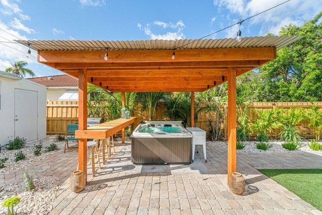 423 W Ocean Avenue, Lantana, FL 33462
