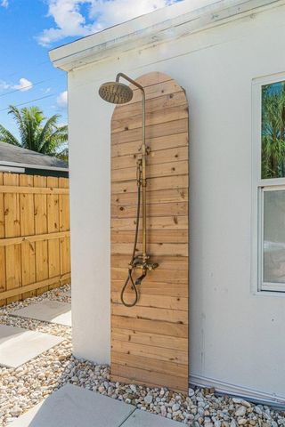 423 W Ocean Avenue, Lantana, FL 33462