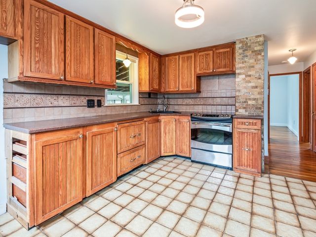 253 Central St, Hudson, MA 01749