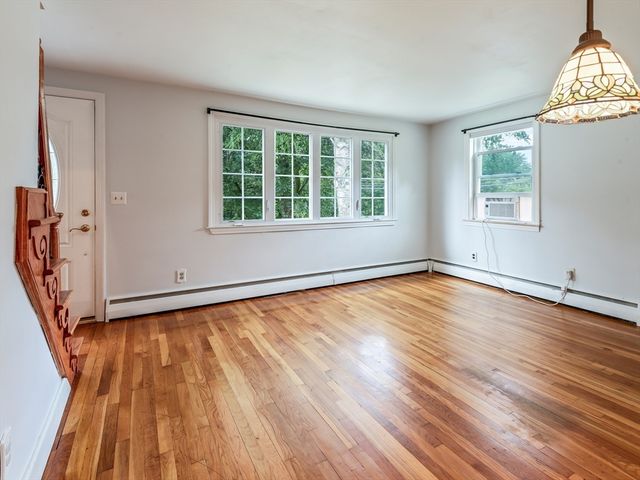 253 Central St, Hudson, MA 01749