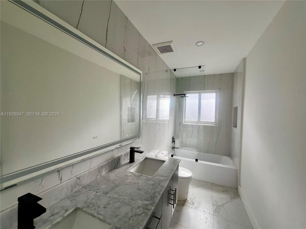 Image 3 of property listing at 18891 NE 20th Ave, North Miami Beach, FL 33179