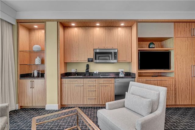 2000 North Fashion Show Drive 2815, Las Vegas, NV 89109