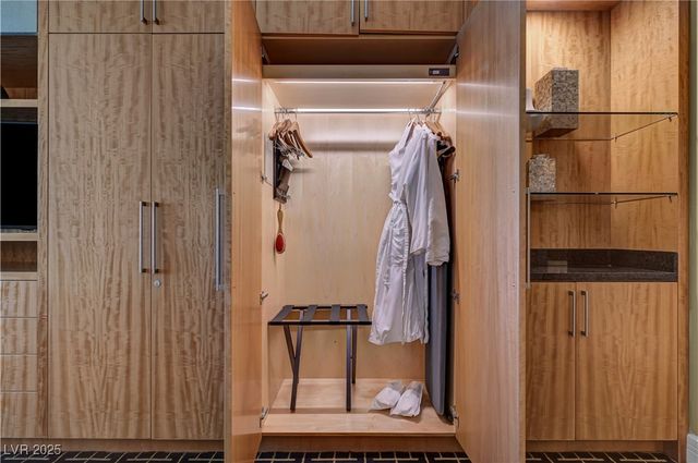 2000 North Fashion Show Drive 2815, Las Vegas, NV 89109