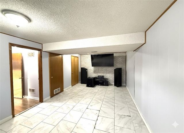 7904 Little Lane, Pleasant Valley, MO 64068