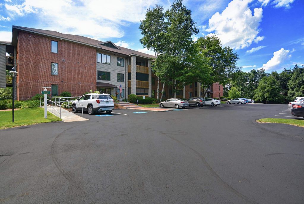 500 Candlewood Park Unit 35, Nashua, NH 03062