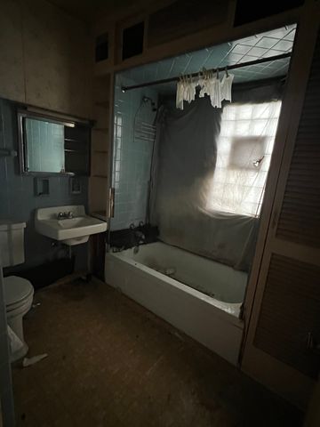 4742 N Sacramento Avenue, Chicago, IL 60625