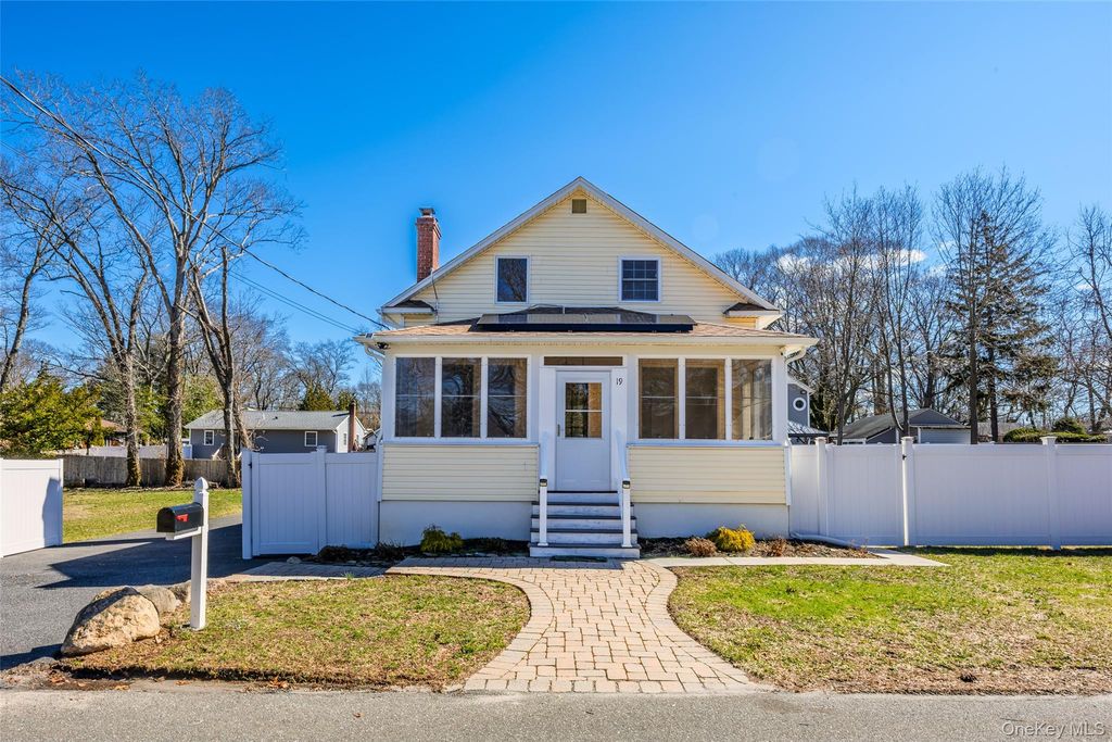 19 Milburn Road, Sound Beach, NY 11789