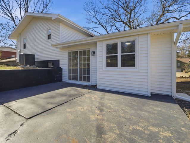 1106 S 3rd Avenue, Ozark, MO 65721