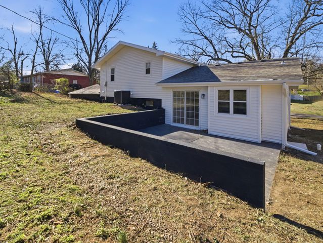 1106 S 3rd Avenue, Ozark, MO 65721