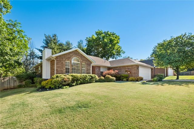 2750 E Londonderry Drive, Fayetteville, AR 72701