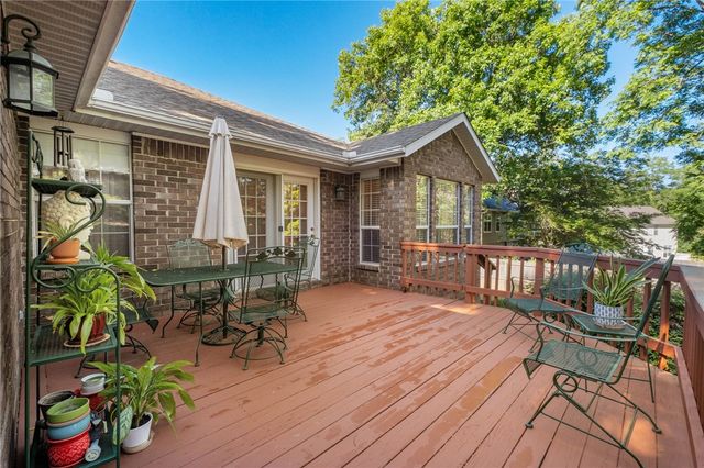 2750 E Londonderry Drive, Fayetteville, AR 72701