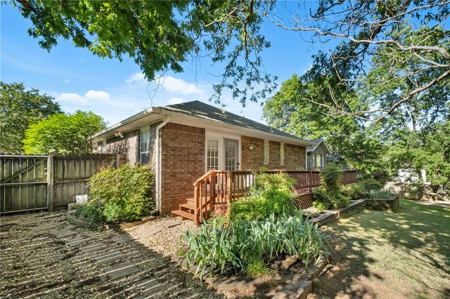 2750 E Londonderry Drive, Fayetteville, AR 72701