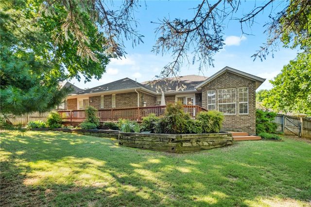 2750 E Londonderry Drive, Fayetteville, AR 72701