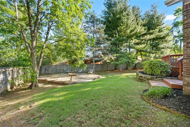 2750 E Londonderry Drive, Fayetteville, AR 72701