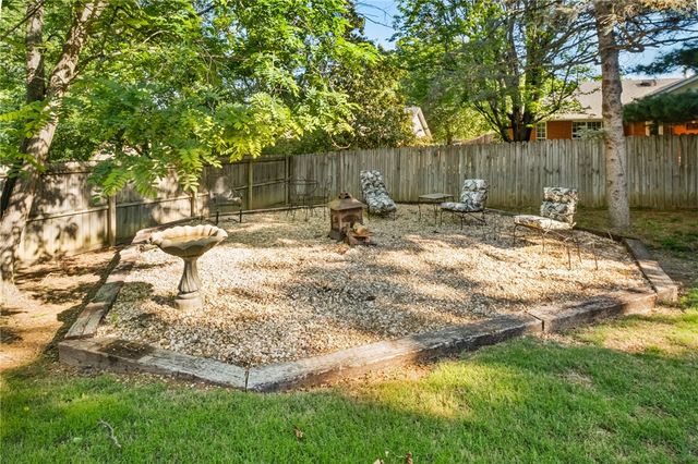 2750 E Londonderry Drive, Fayetteville, AR 72701
