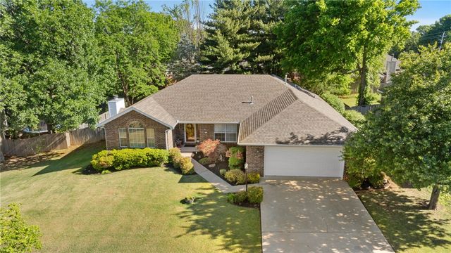2750 E Londonderry Drive, Fayetteville, AR 72701