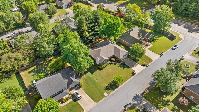 2750 E Londonderry Drive, Fayetteville, AR 72701