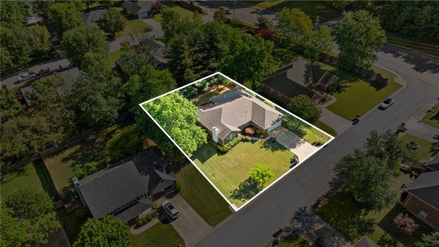 2750 E Londonderry Drive, Fayetteville, AR 72701