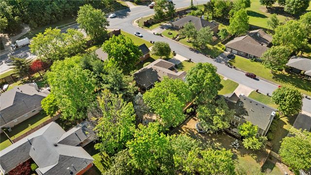 2750 E Londonderry Drive, Fayetteville, AR 72701
