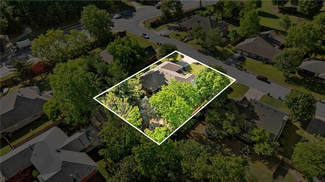 2750 E Londonderry Drive, Fayetteville, AR 72701