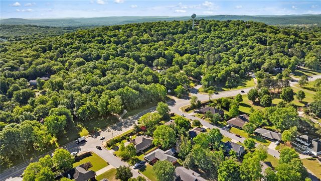 2750 E Londonderry Drive, Fayetteville, AR 72701