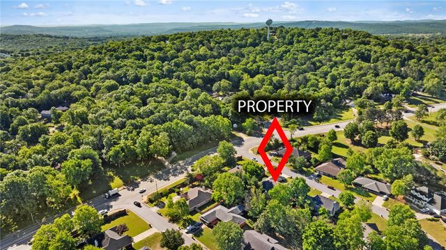 2750 E Londonderry Drive, Fayetteville, AR 72701
